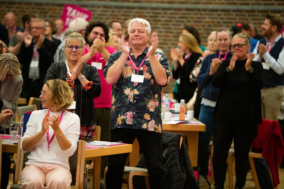 Deltagere giver stående applaus ved Radikale Venstres Landsmøde 2022