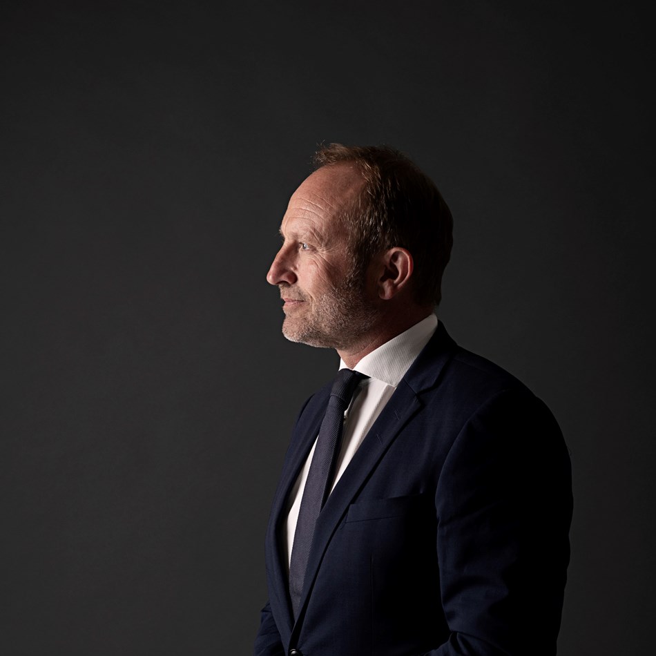 Martin Lidegaard i profil foran en mørk baggrund