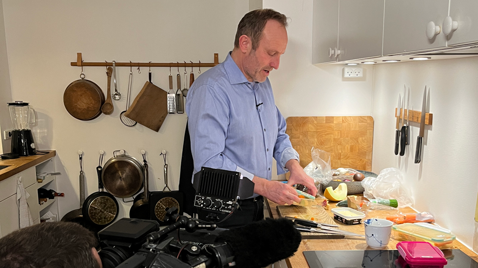 Martin Lidegaard præsenterer forslag om gratis skolemad fra sit køkken i Brønshøj