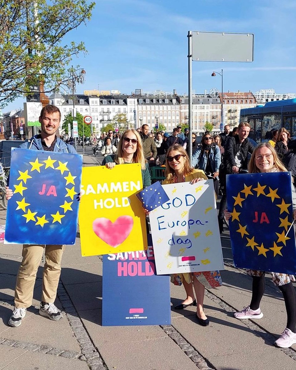 Radikale kandidater og medlemmer med JA-plakater på Europadagen