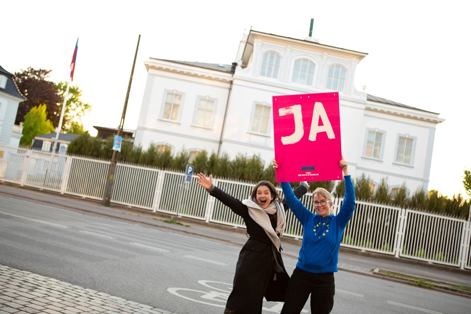 Jino Doabi og Kathrine Olldag med JA-plakat foran den russiske ambassade