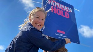 Sofie Carsten Nielsen hænger valgplakater op
