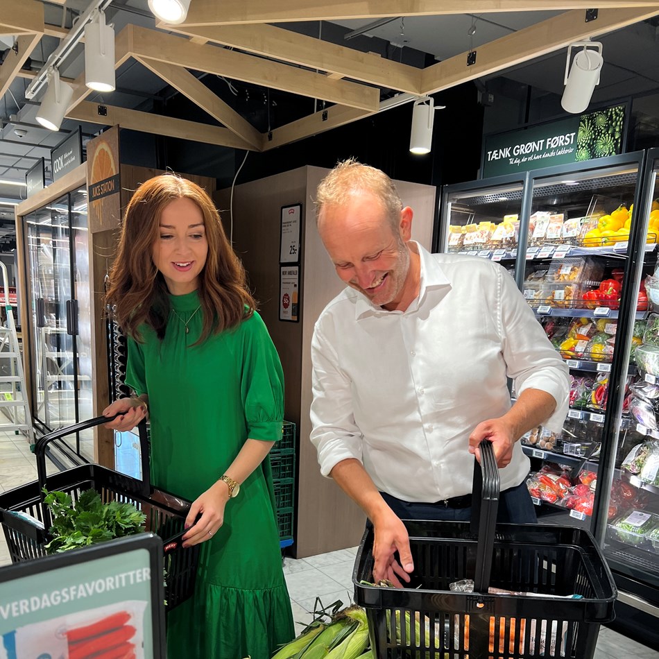 Samira Nawa og Martin Lidegaard i en grøntafdeling i et supermarked