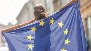 Pige med Europa-flaget