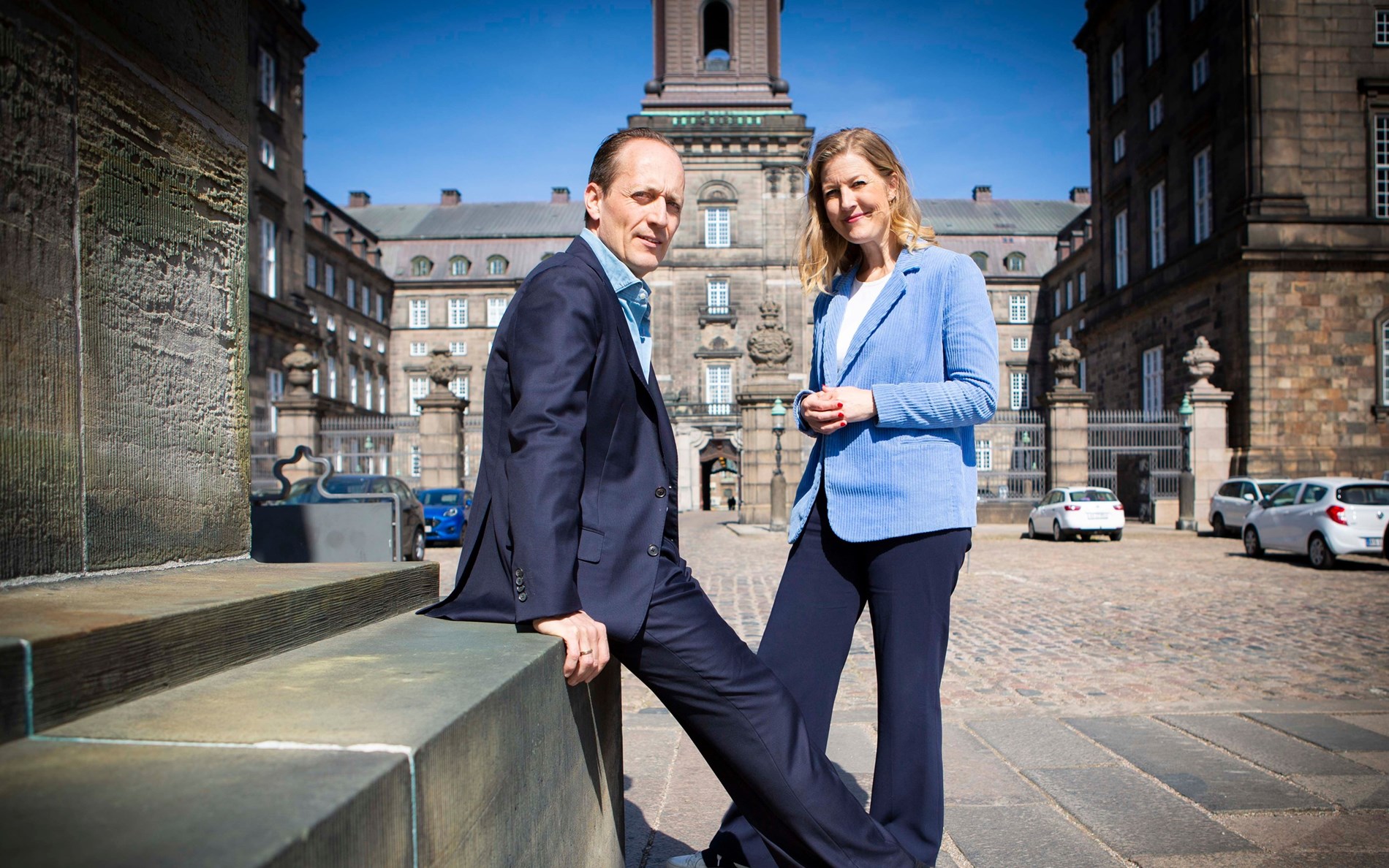 Sofie Carsten Nielsen og landsformand Mikkel Irminger Sarbo foran Christiansborg