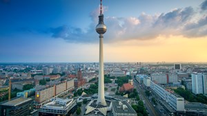 Udsigt over Berlin med fernsehturm i midten (Stefan Widua via Unsplash)