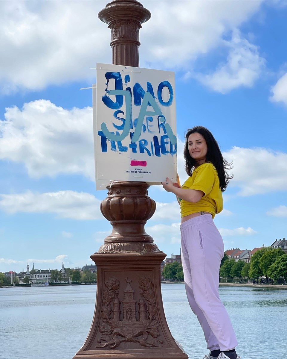 Jino Doabi hænger valgplakat op på Dronning Louises Bro i København