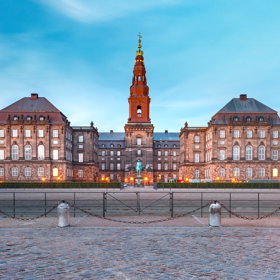 Christiansborg i aftenlys set fra Ridebanen
