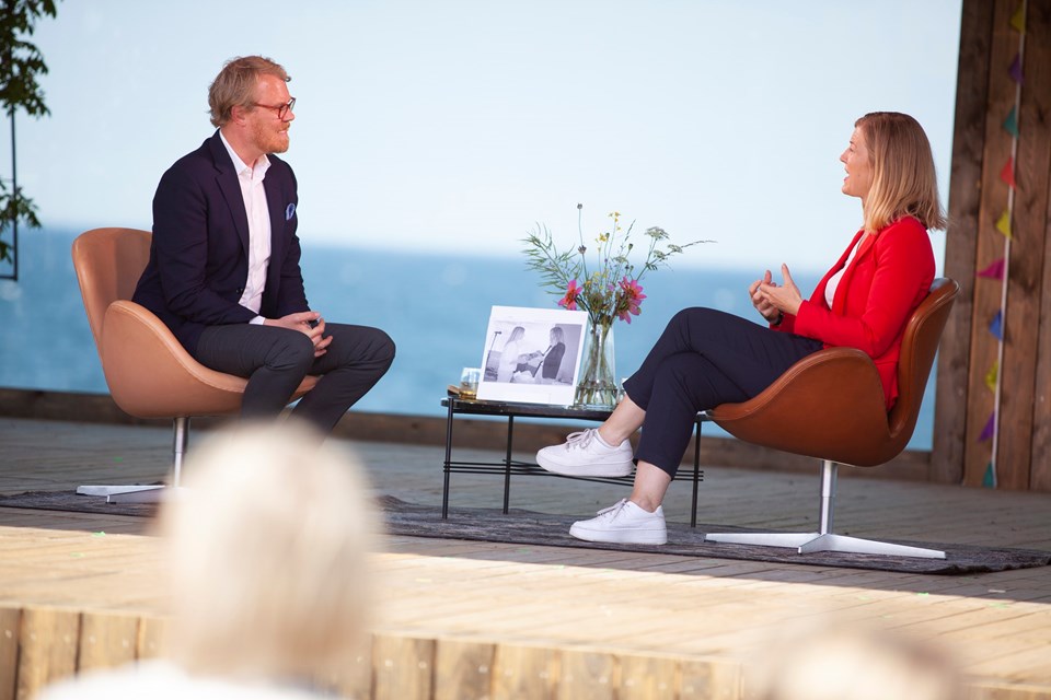 Sofie Carsten Nielsen interviewes på scenen til Folkemødet 2021