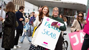 Samira Nawa og Kathrine Olldag fører kampagne ved Nørreport ifm. folkeafstemningen 1. juni 2022