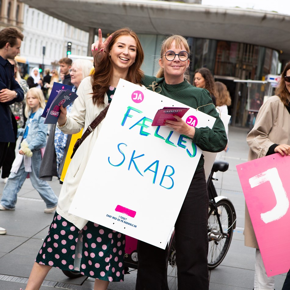 Samira Nawa og Kathrine Olldag fører kampagne ved Nørreport ifm. folkeafstemningen 1. juni 2022