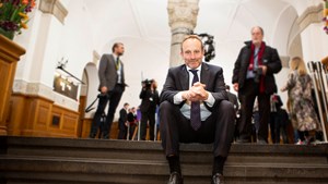 Martin Lidegaard sidder på trappen foran Folketingssalen