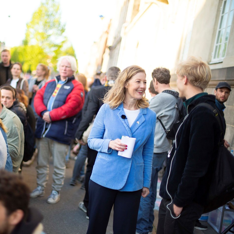 Sofie Carsten Nielsen holder tale ved langbordsmiddag foran den russiske ambassade i København