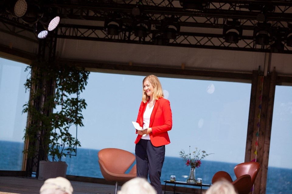 Sofie Carsten Nielsen taler på scenen ved Folkemødet 2021