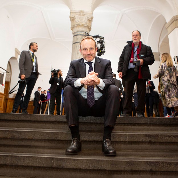 Martin Lidegaard sidder på trappen foran Folketingssalen