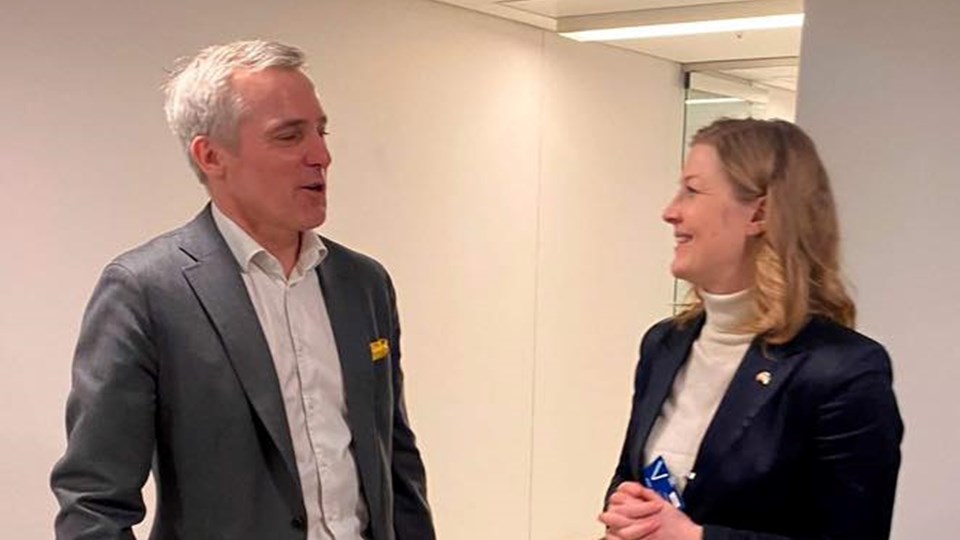 Sofie Carsten Nielsen sammen med Anders Adlercreutz fra Radikale Venstres finske søsterparti, Svensk Folkeparti