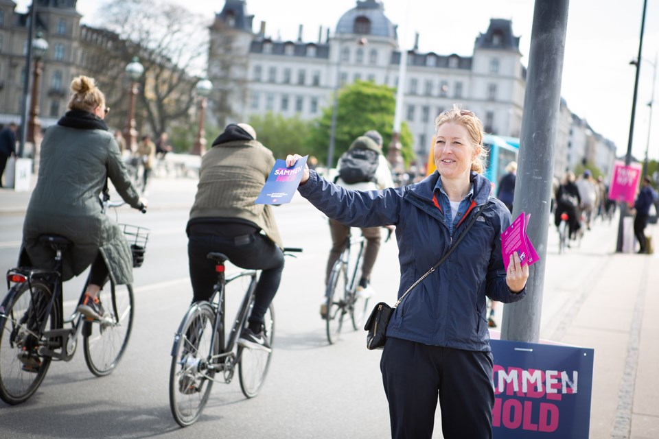 Sofie Carsten Nielsen uddeler flyers på Dronning Louises Bro i København