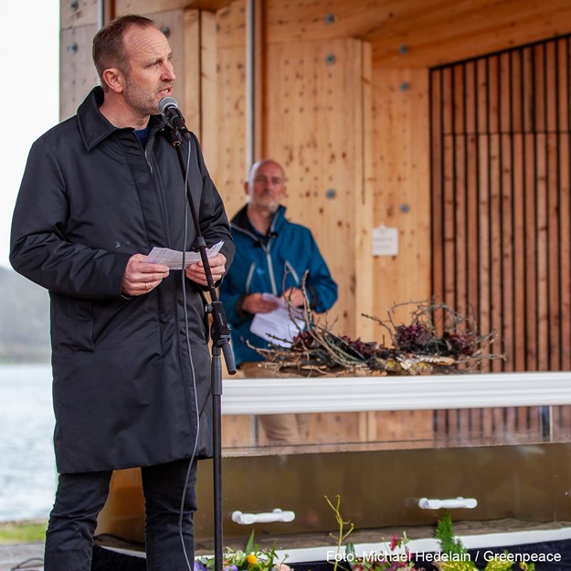 Martin Lidegaard holder tale ved Vejle Fjords begravelse (Foto: Michael Hedelain / Greenpeace)