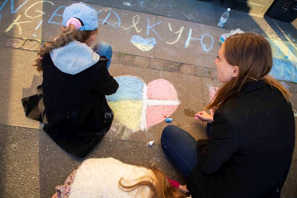 Langbordsmiddag foran den russiske ambassade i København: Børn tegner med kridt på fortovet