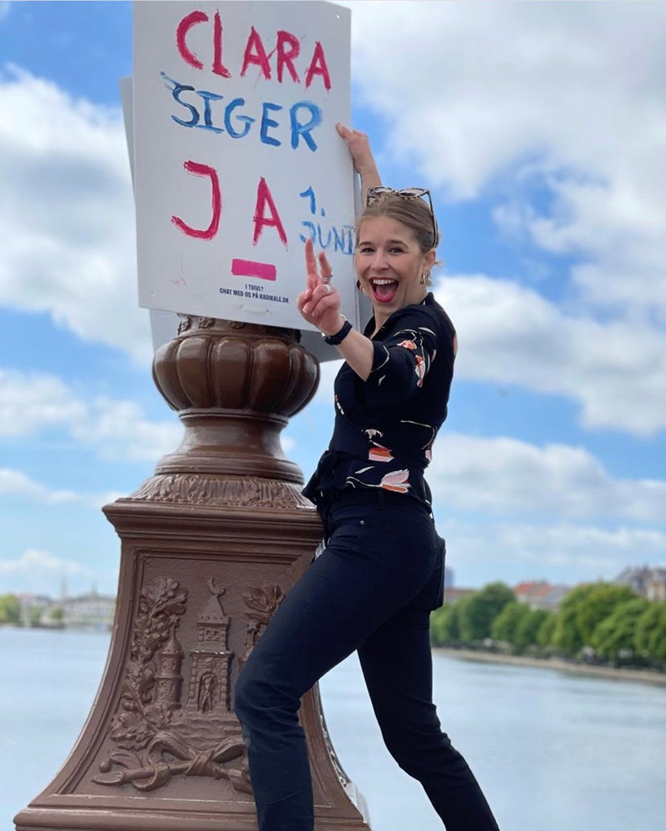 Folketingskandidat Clara Halvorsen hænger valgplakater op