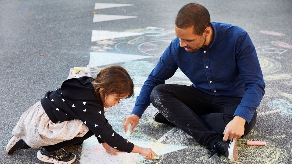 Ruben Kidde tegner med gadekridt sammen med datteren Ingrid