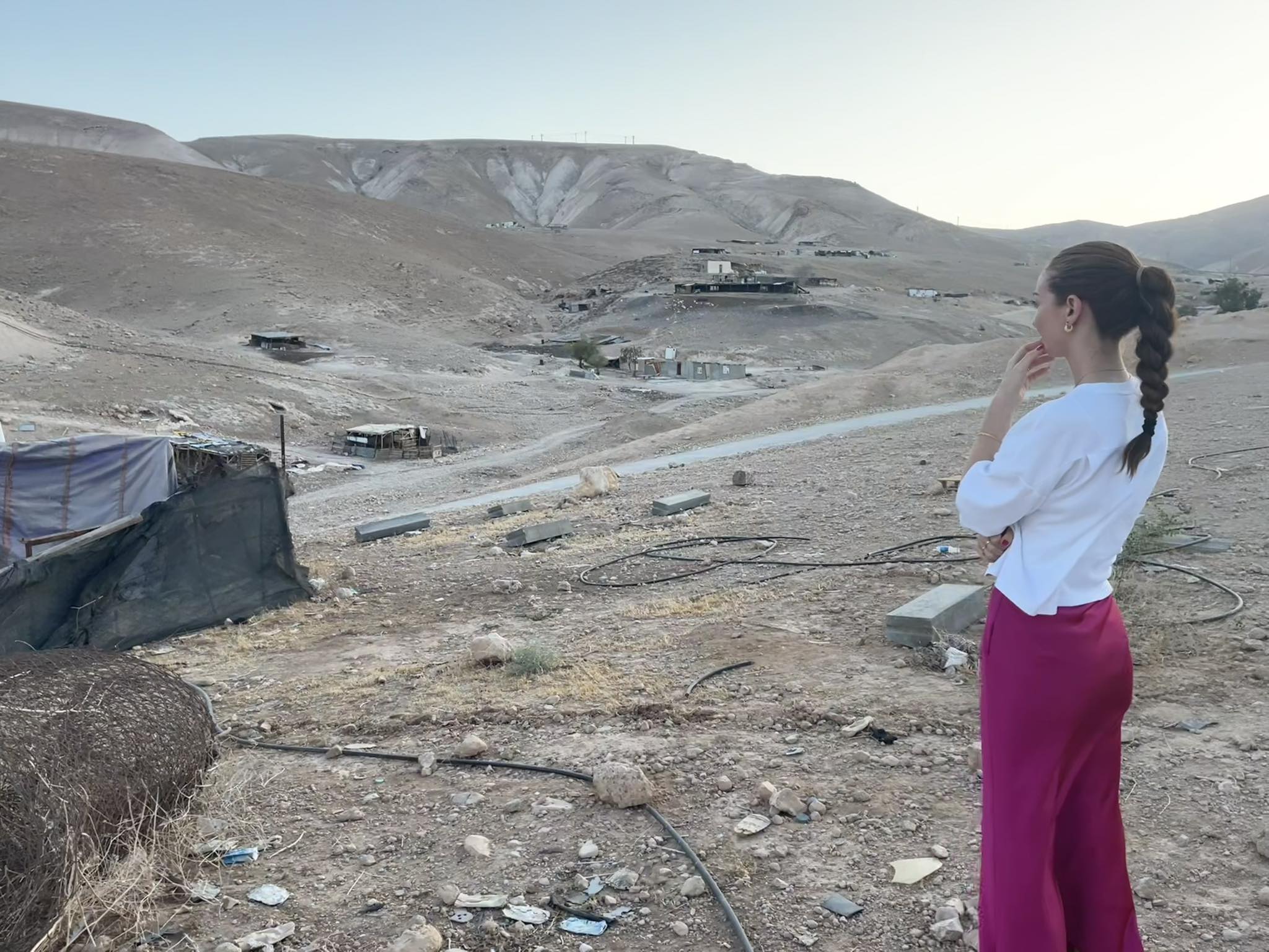 Samira Nawa ved Al Muarrajat-landsbyen tæt ved Ramallah. Her boede 3-400 palæstinensere ind til for nogle måneder siden. Ulovlige bosættelser har omringet landsbyen - og beboerne er nu fordrevet.