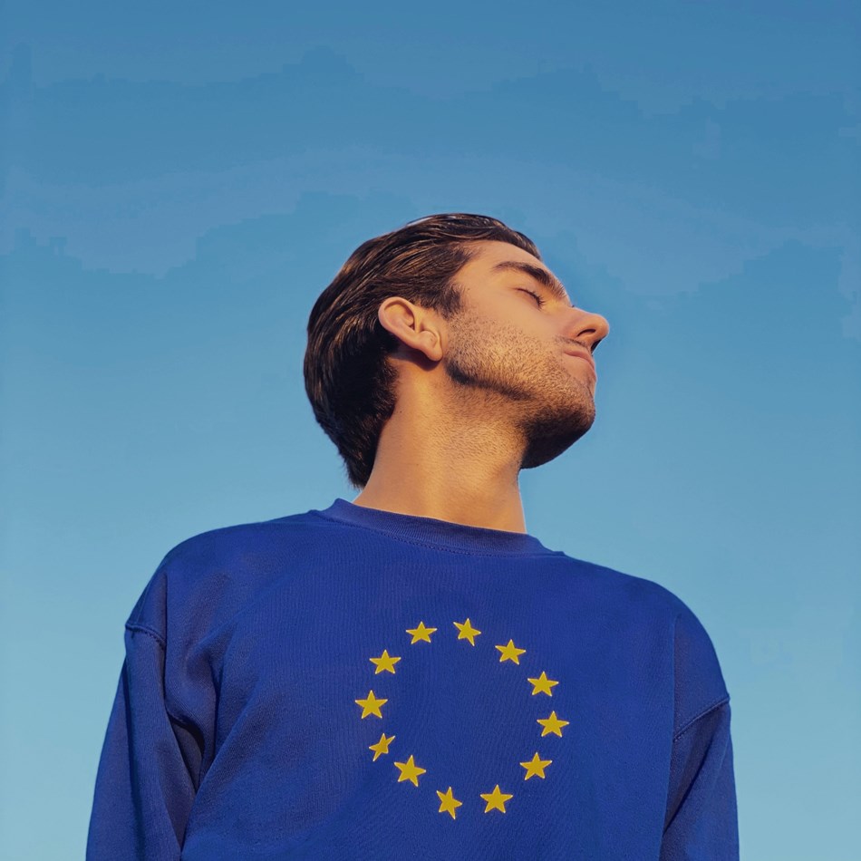 Ung mand i sweater med EU-flag