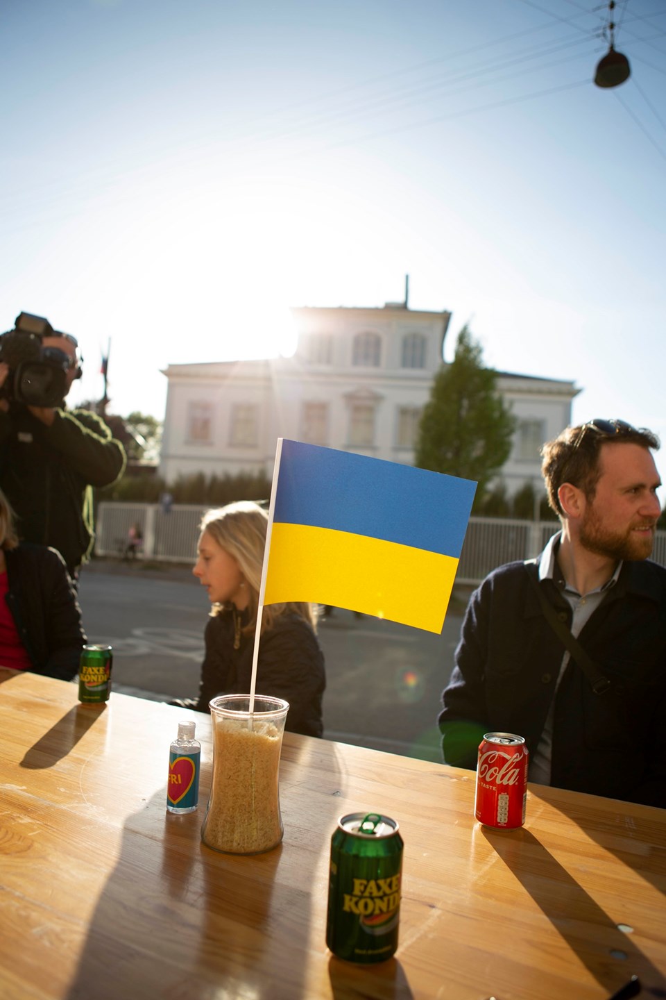 Ukraines flag vajer i protest foran den russiske ambassade
