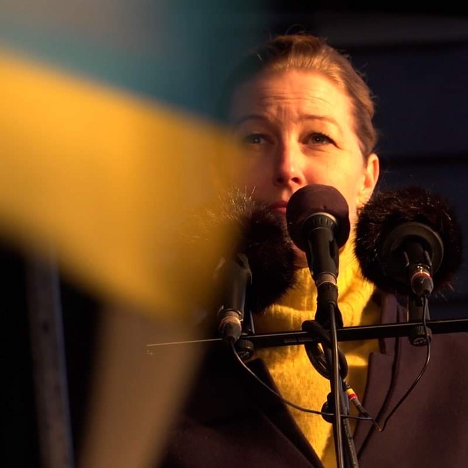 Sofie Carsten Nielsen holder tale ved demonstration for Ukraine den 27. februar 2022
