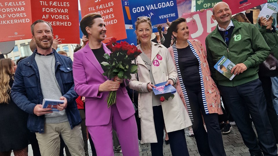 Sofie Carsten Nielsen sammen med Jakob Ellemann-Jensen (V), statsminister Mette Frederiksen (S), Pia Olsen Dyhr (SF) og Søren Pape (K)