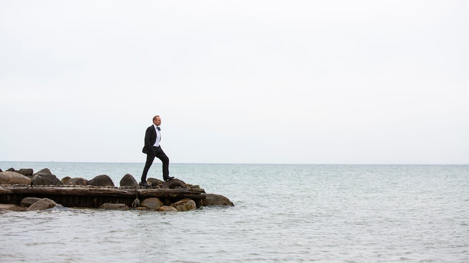 Martin Lidegaard står på en mole og kigger ud over vandet på en grå dag