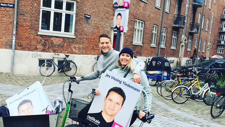 Jes Vissing Tiedemann på cykel med valgplakat i København