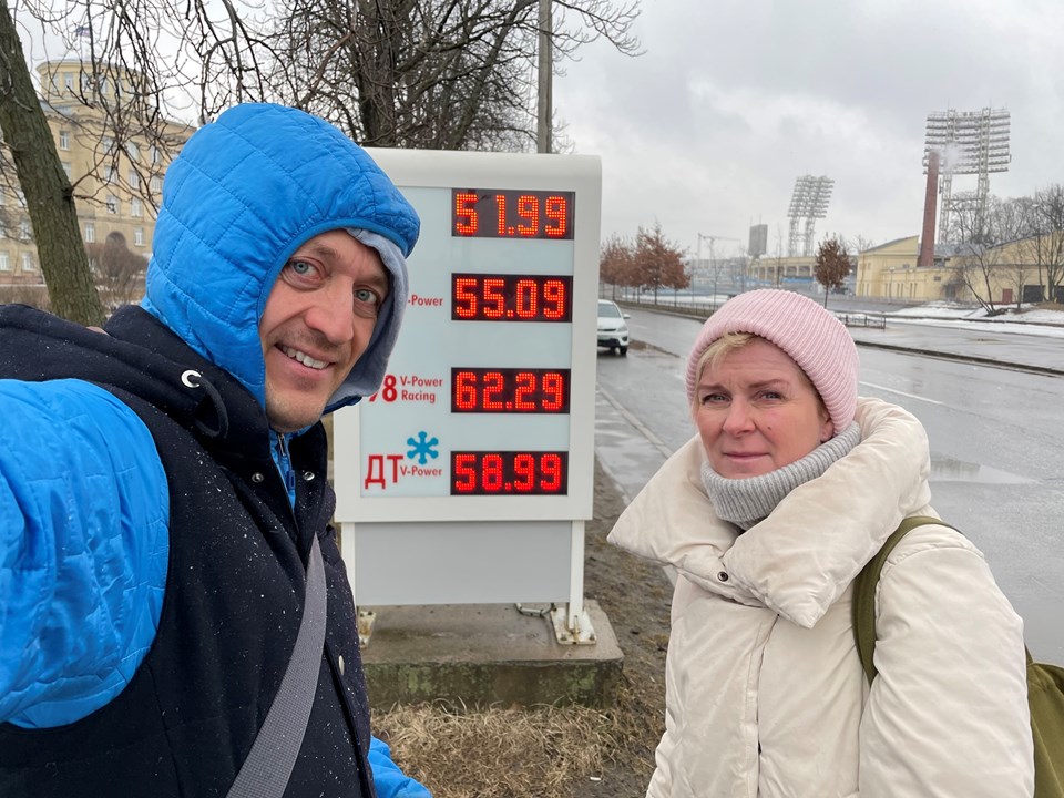 Mikkel Sarbo og Henriette foran en russisk tankstation