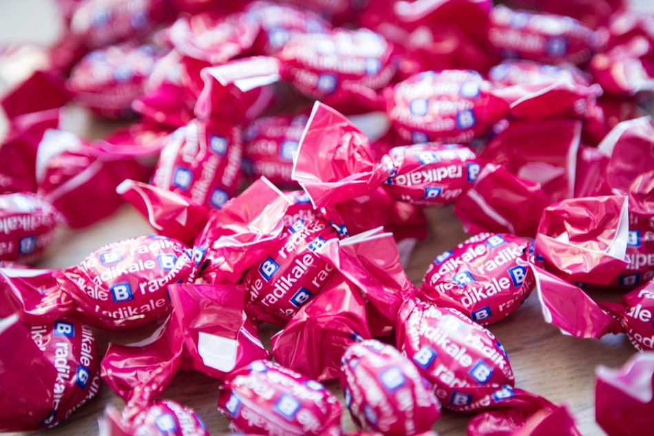 Radikale bolcher i magenta indpakning