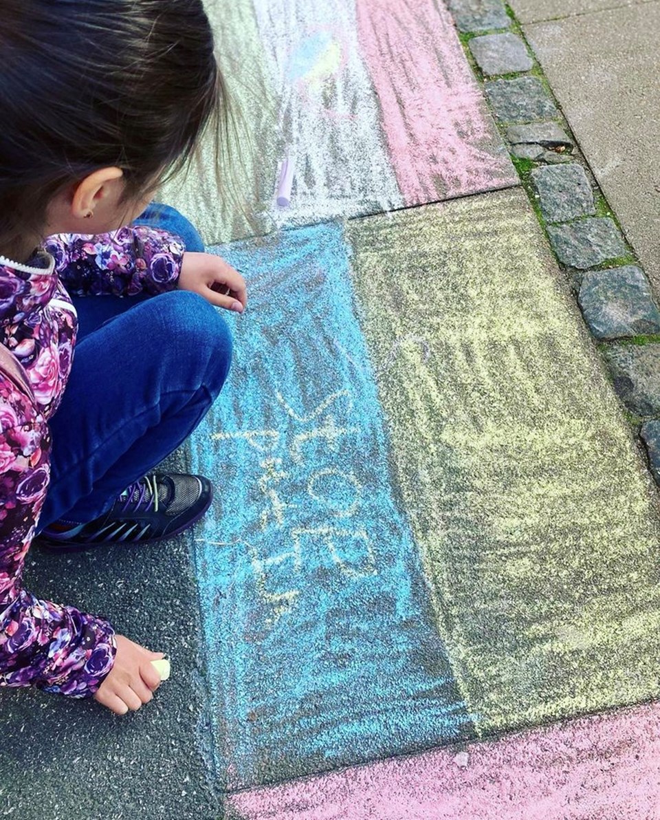 Pige har tegnet det ukrainske flag med gadekridt