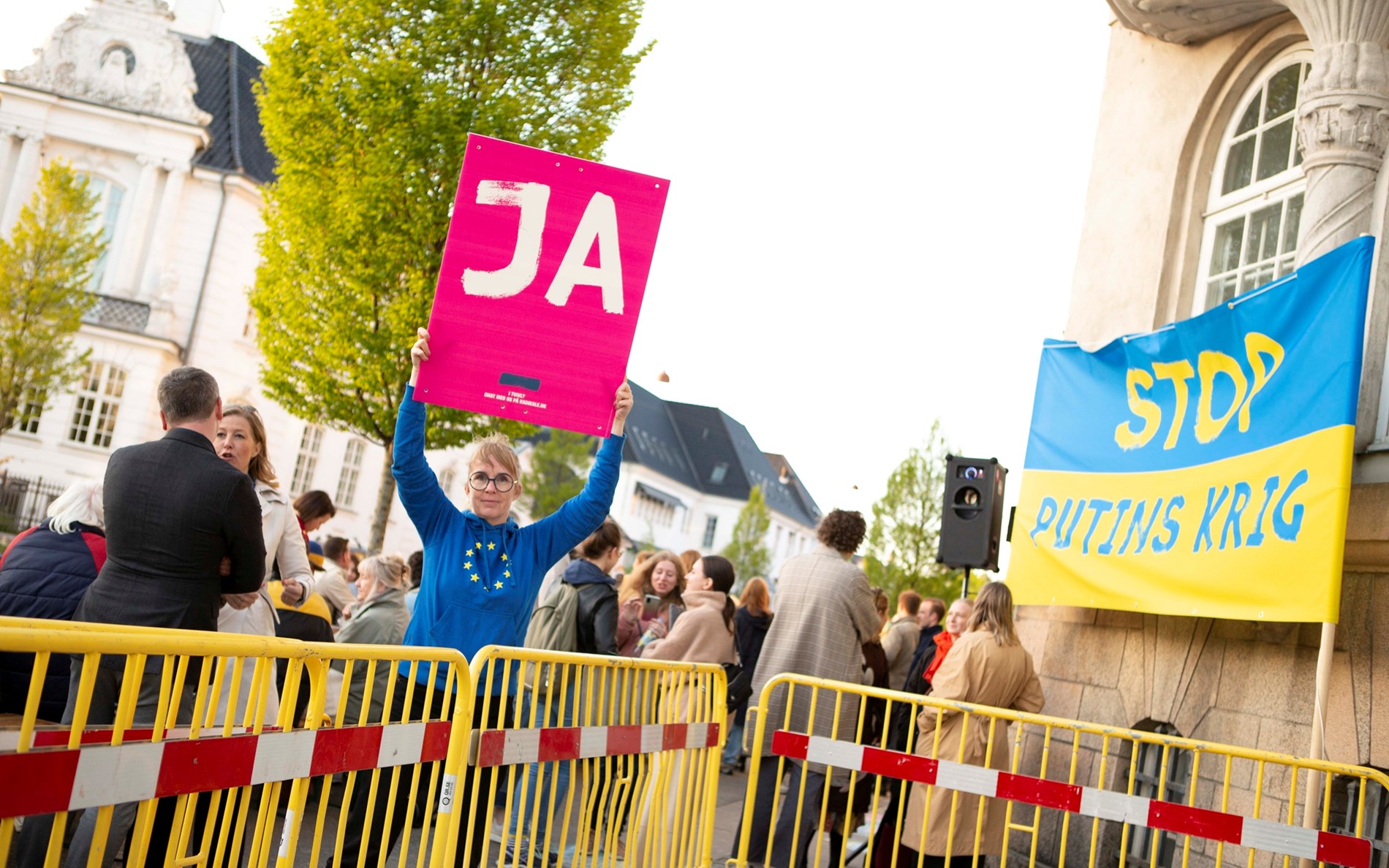 Kathrine Olldag med JA-plakat ved radikalt arrangement foran Ruslands ambassade